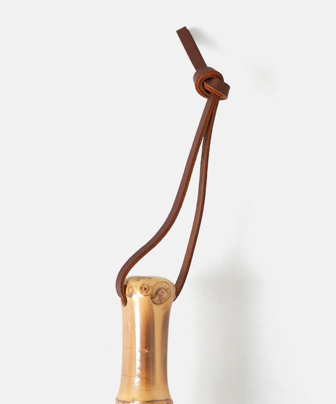 ストラップに通して使用することで傘をより安全に使える