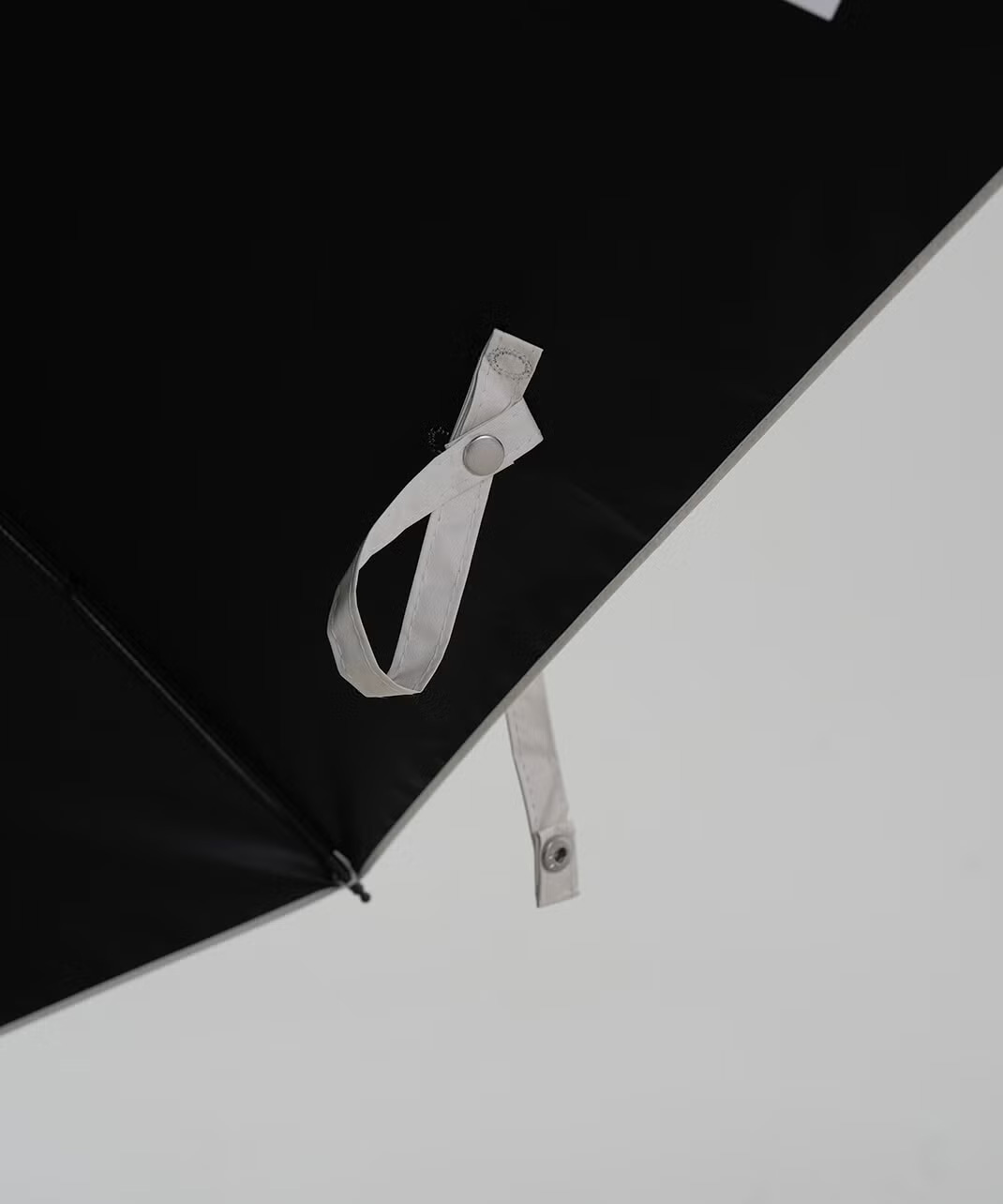 留めバンドは内側と外側の両方にある