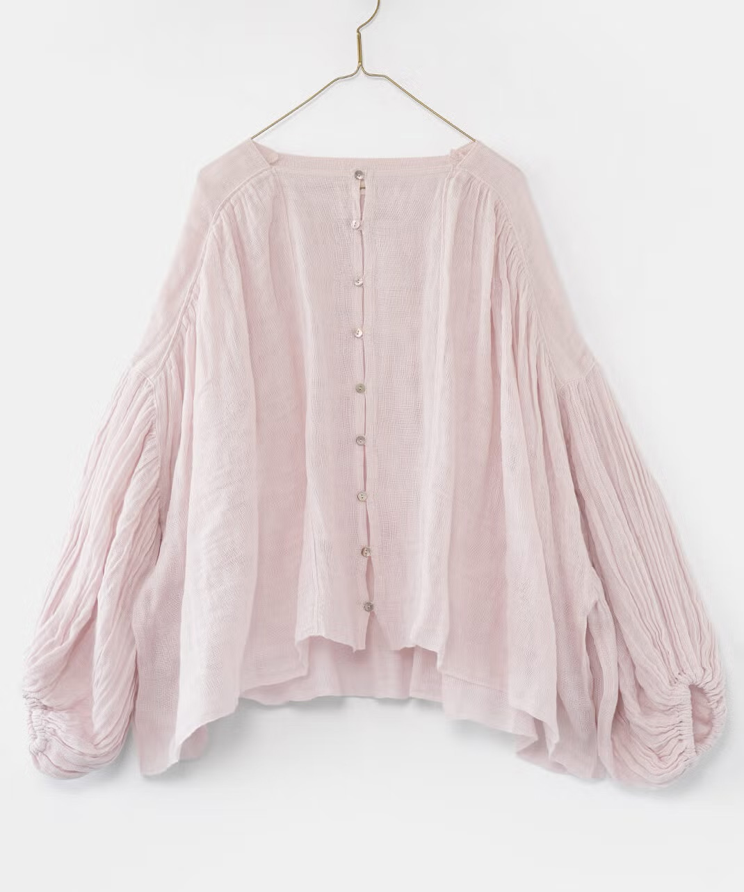 首元はデコルテを美しく見せるデザイン。