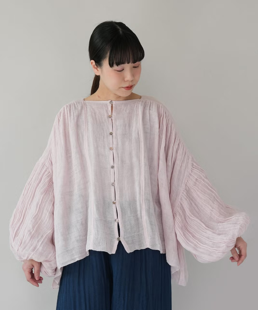 光沢のある貝ボタンが上品なアクセントに。