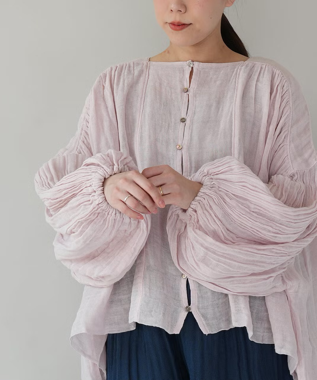 ボリュームのあるバルーンスリーブ華やかさをプラス