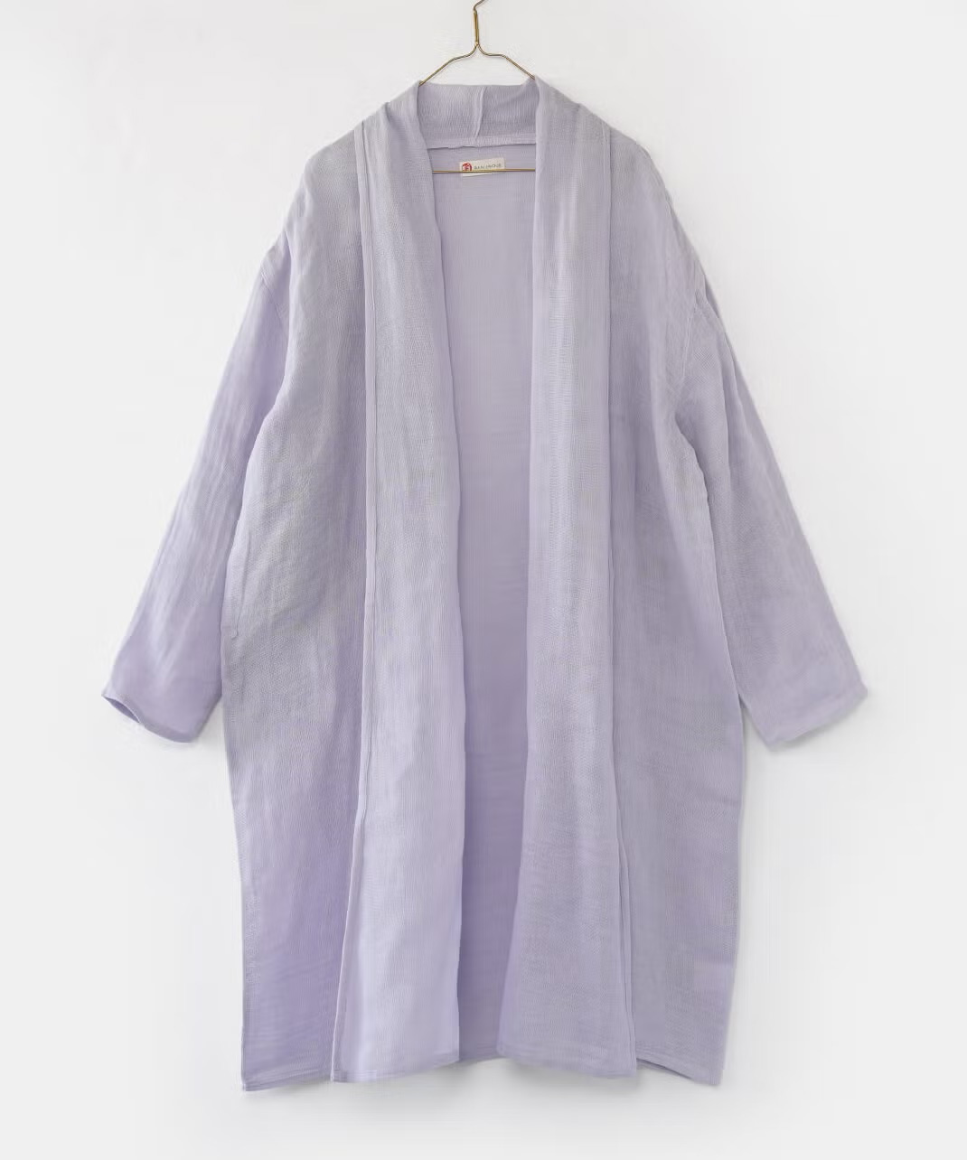 ショールカラーが首元をやさしく包み込む。