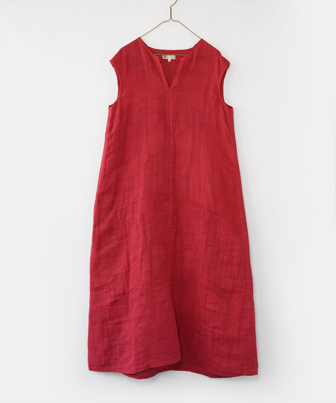 首元は中央にスリットが入ったキーネック。