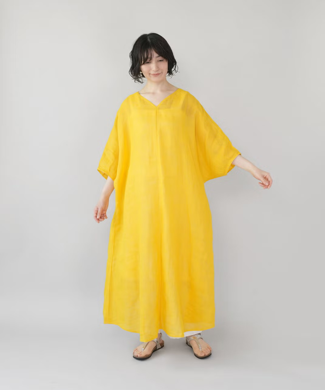 ドルマンスリーブのような袖のデザイン。