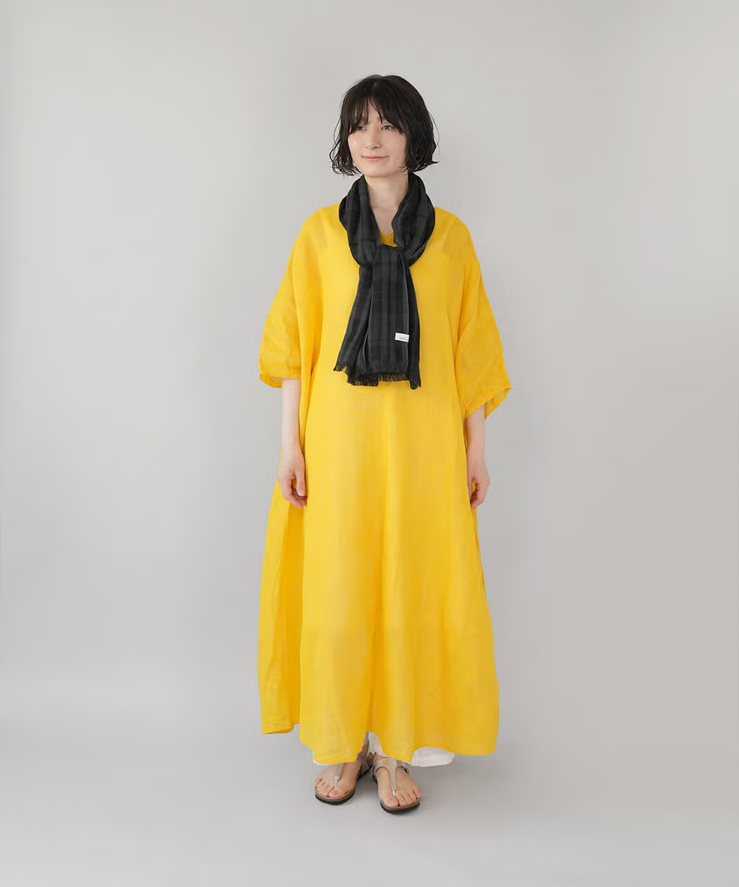 首元は中央にスリットが入ったキーネック。