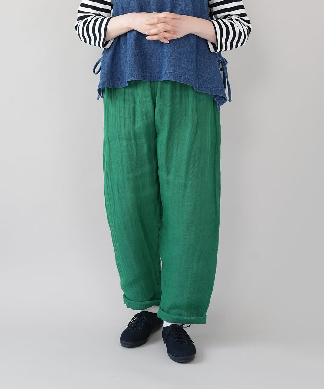 リラックス感がありながらも脚のラインをきれいに見える。