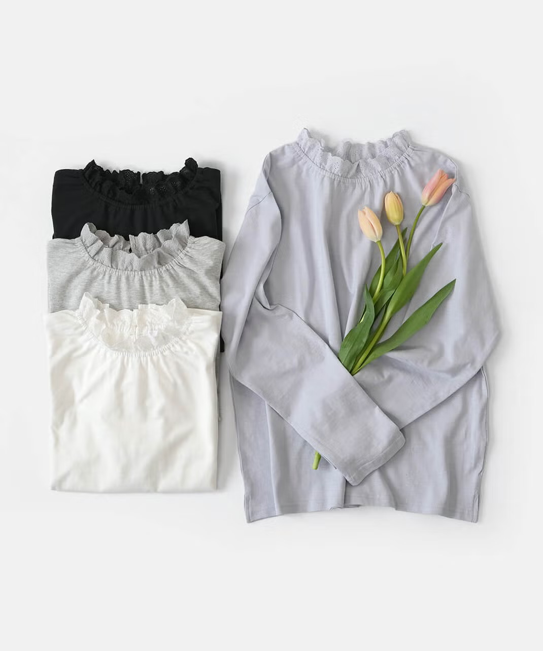 mumokuteki<br />
コットンスラブの<br />
レースフリルカットソー