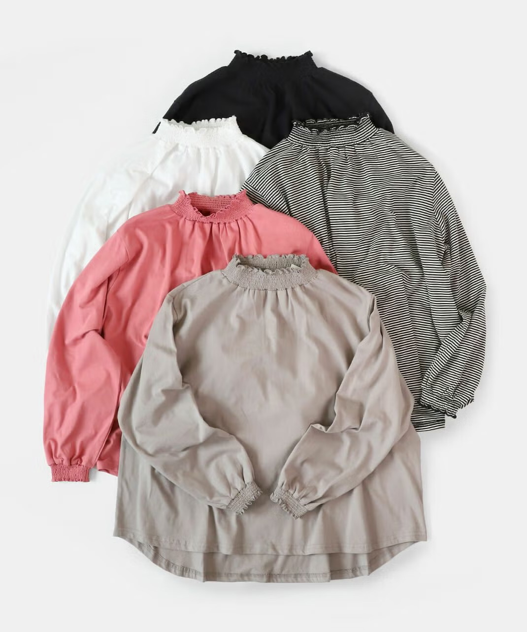 mumokuteki<br />
1枚でもインナーでも着られる<br />
シャーリングネックカットソー