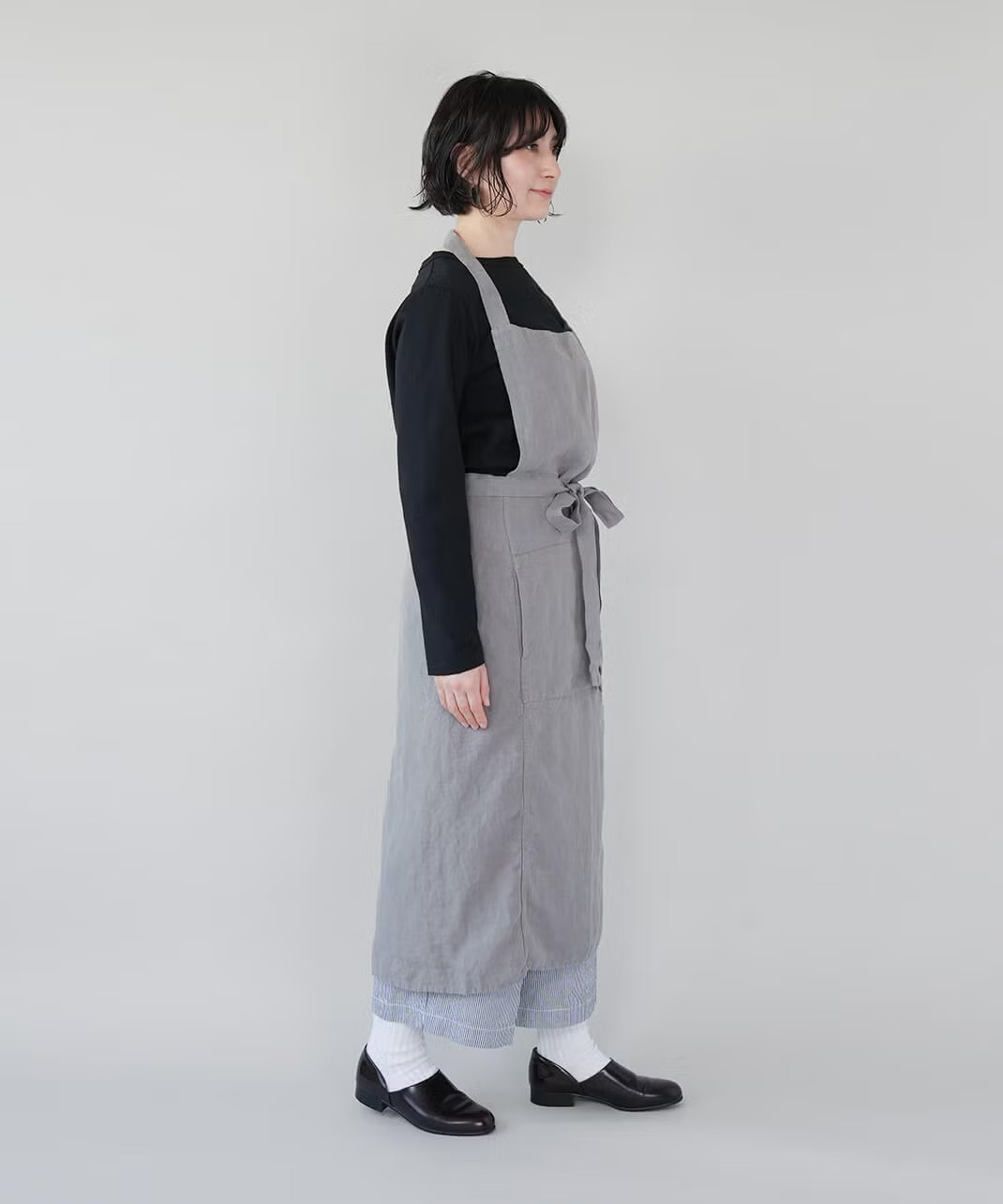 腰まわりで紐を結ぶエプロン