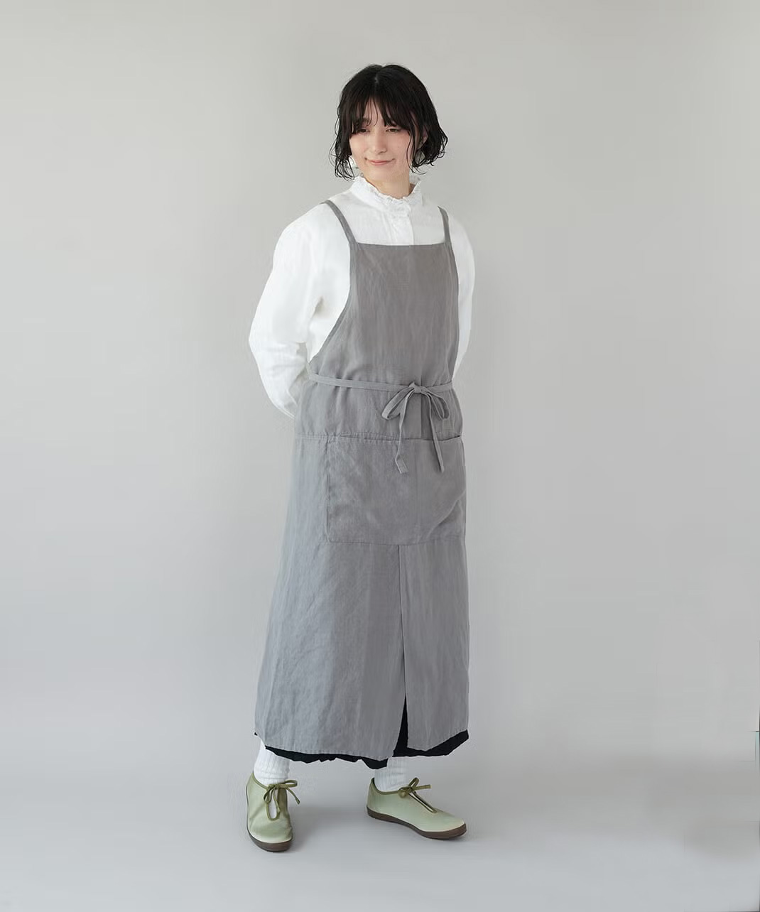 裾中央に入ったスリットが歩きやすい