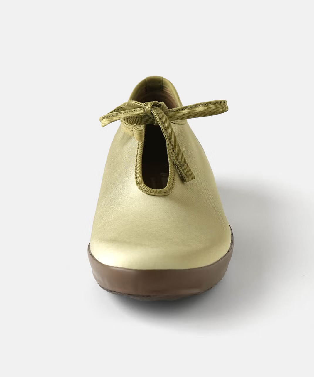 蝶結びの靴紐がさりげないアクセントに