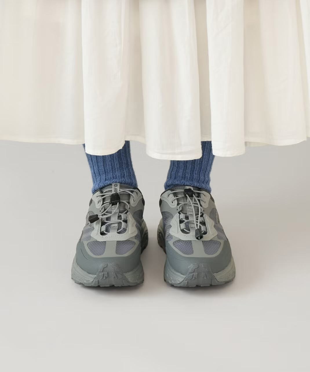 「EASTEND」のミュールスニーカーデザイン。