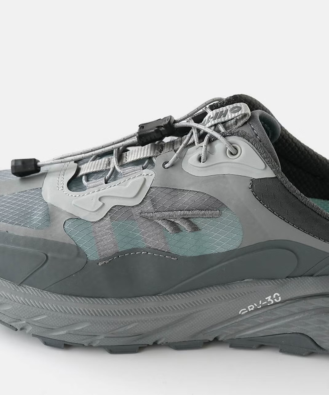 アッパーには、透け感のあるシアー素材