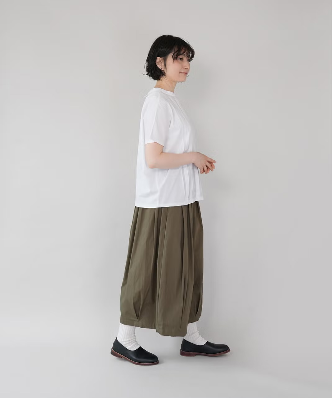 シンプルなトップスでもコーディネートが完成。