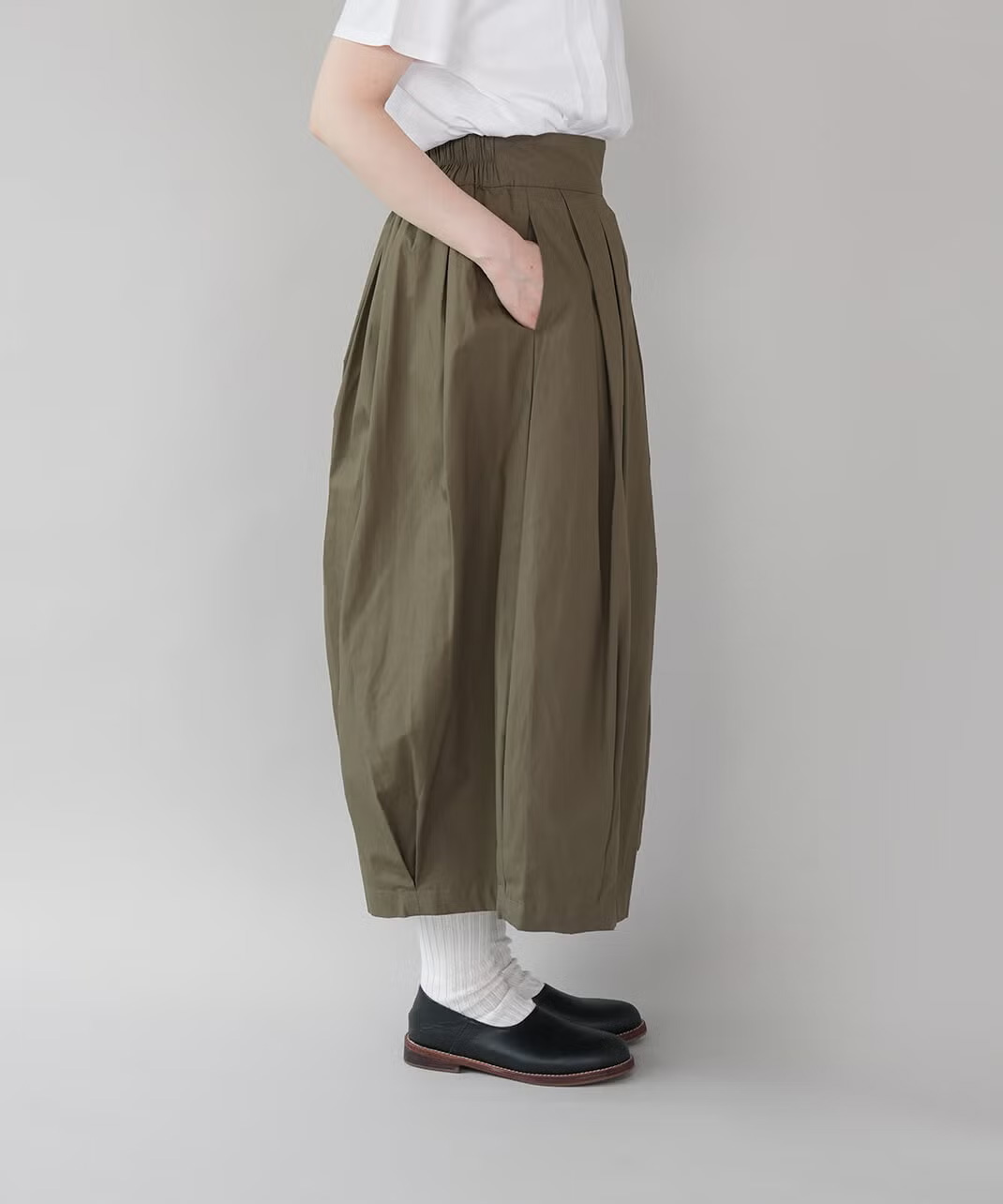 リラックス感がありながらも脚のラインをきれいに見える。