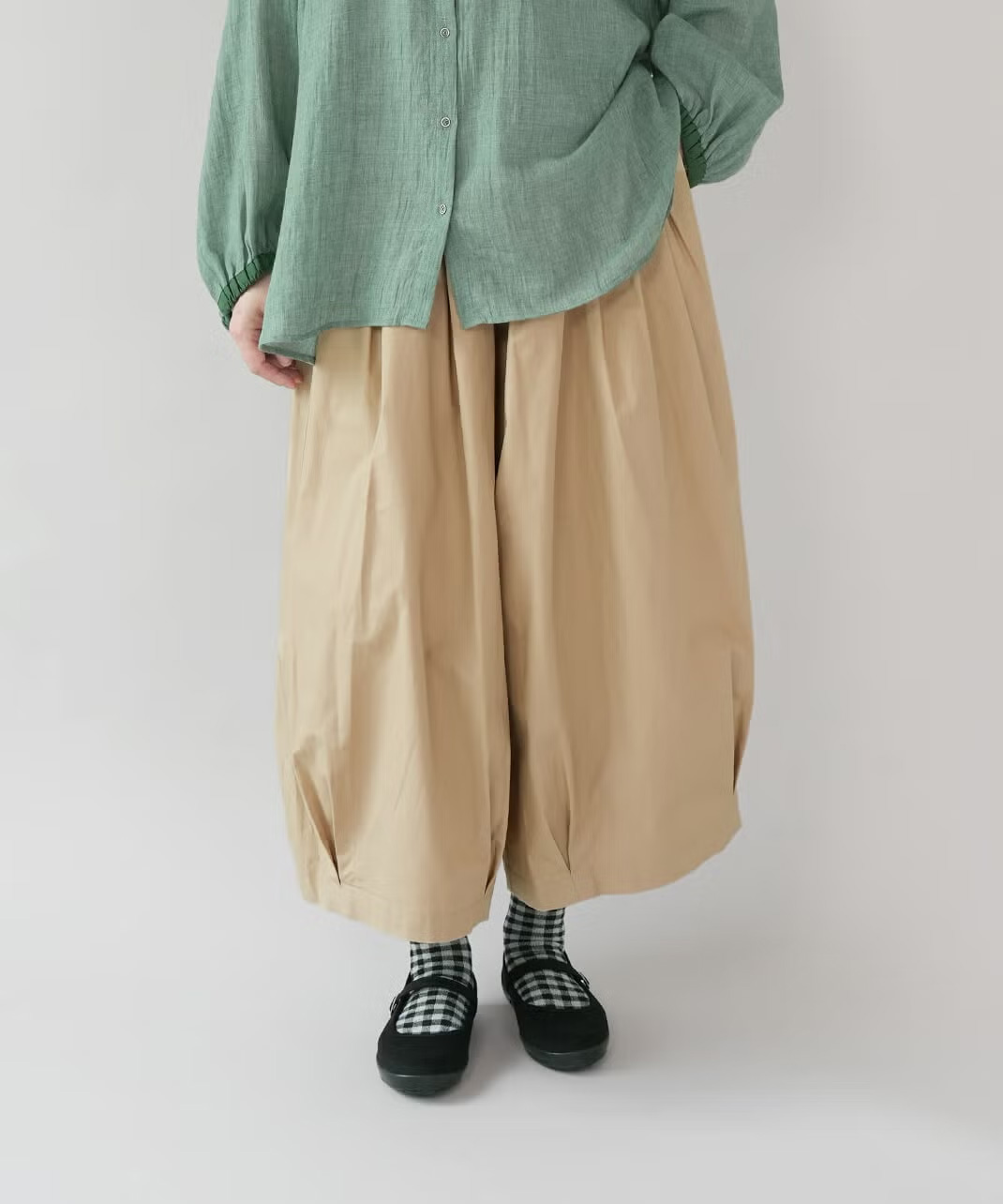コットン素材のバルーンパンツ