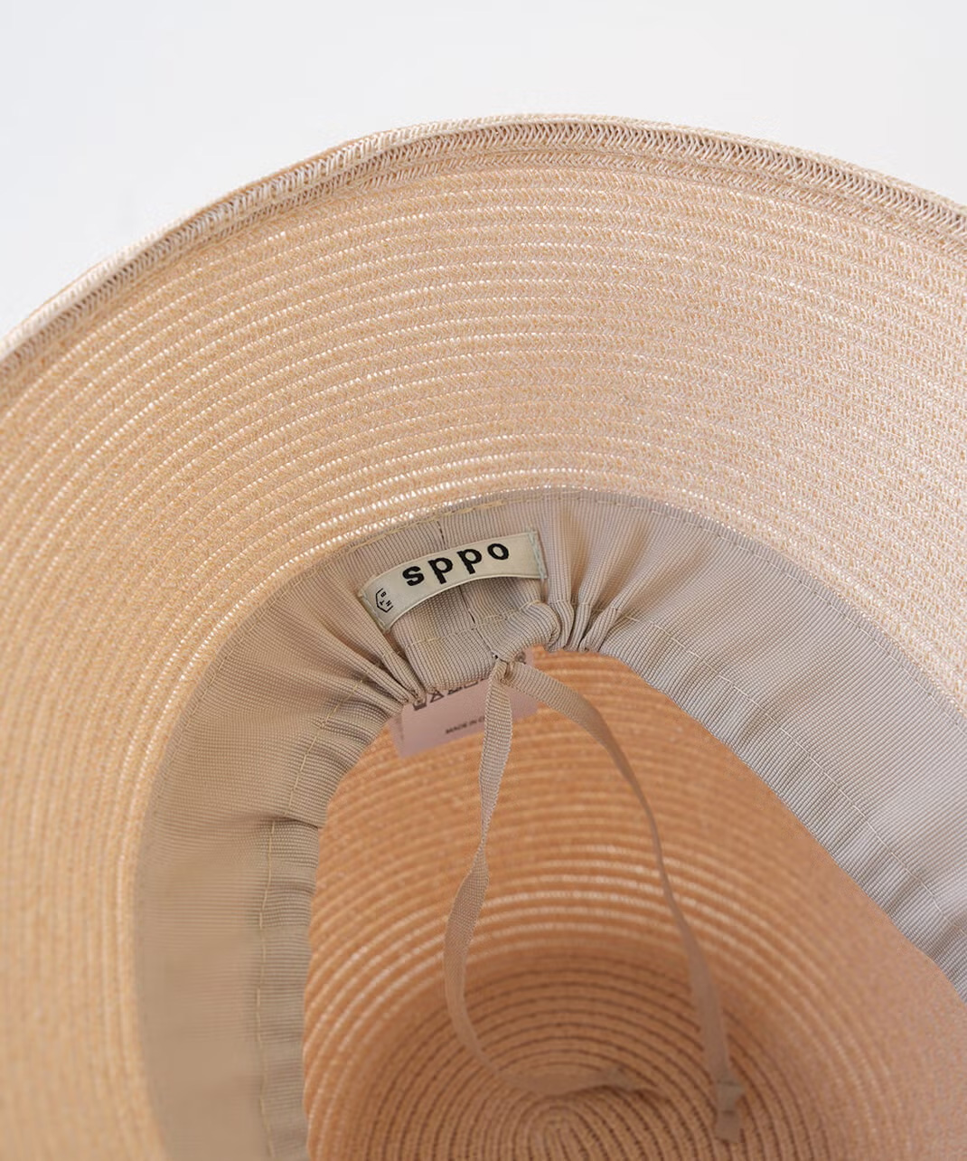 内側の細ヒモでサイズが調節できる。