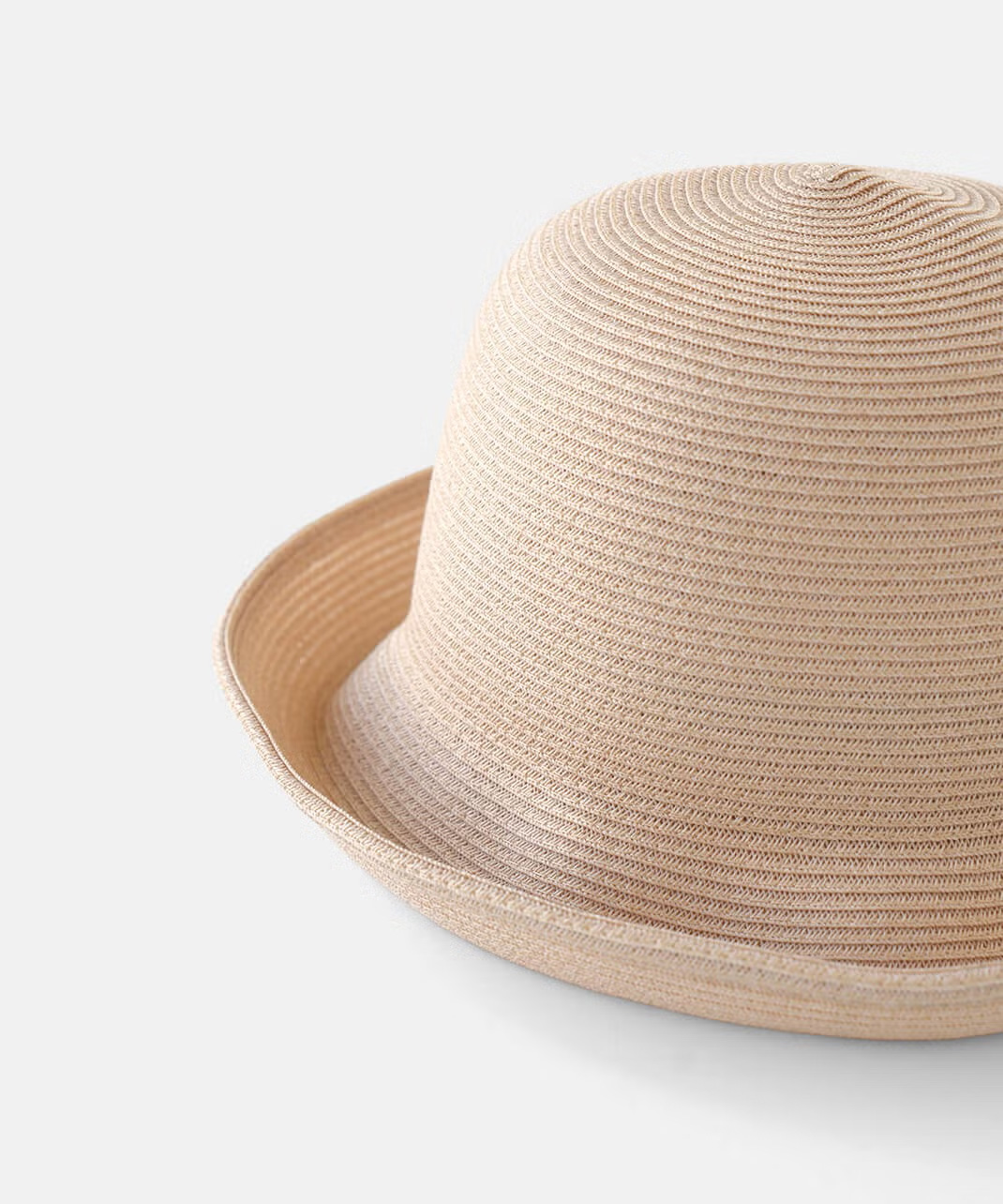 つばを囲むワイヤー入りで形を自由に。