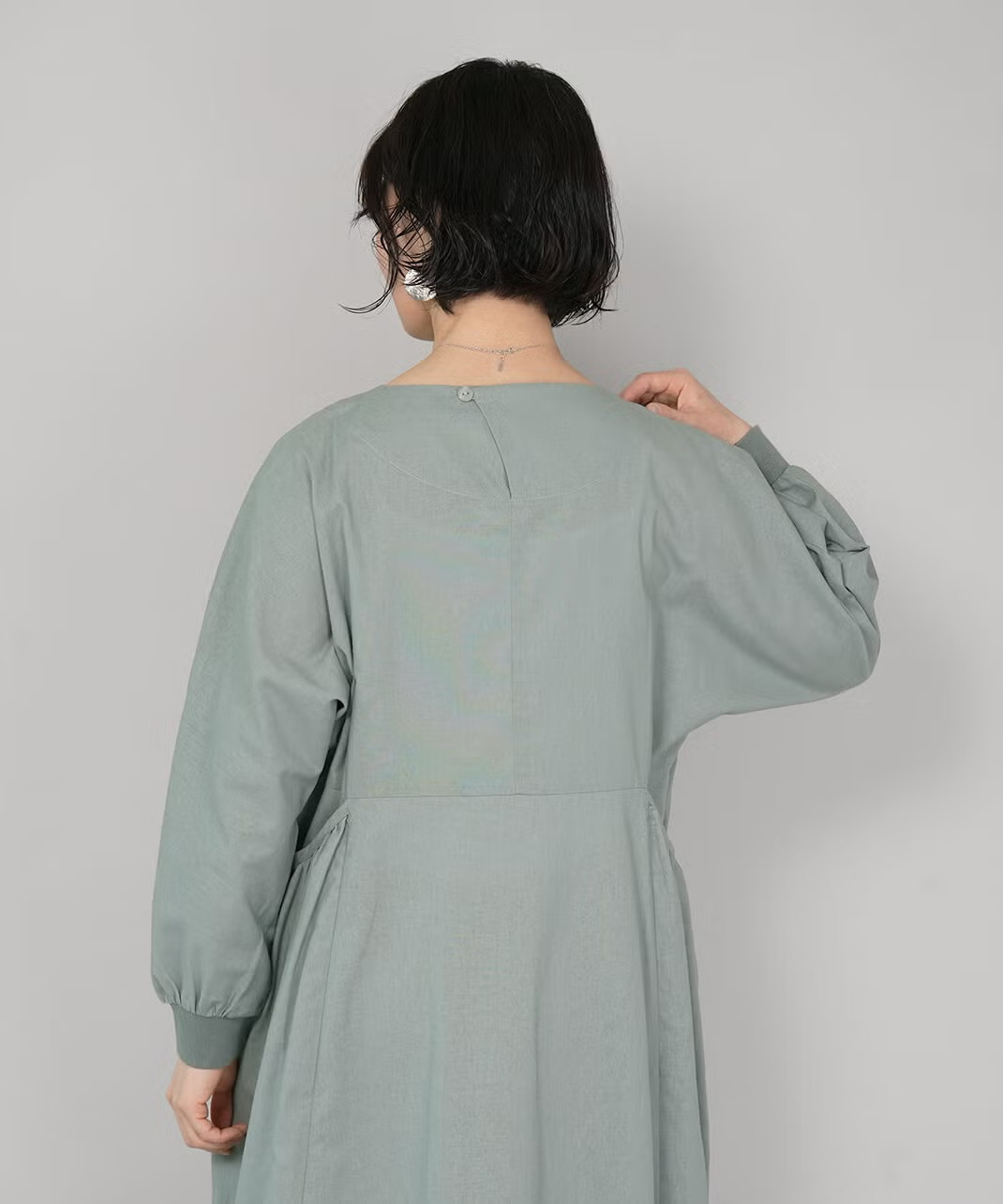 後ろの首元のボタンが着脱しやすい