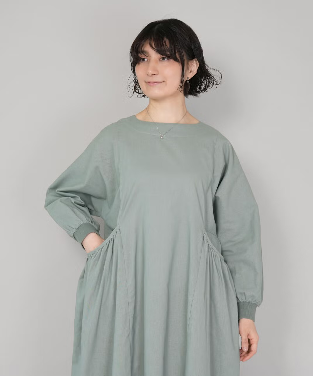 すっきりと開いた首元