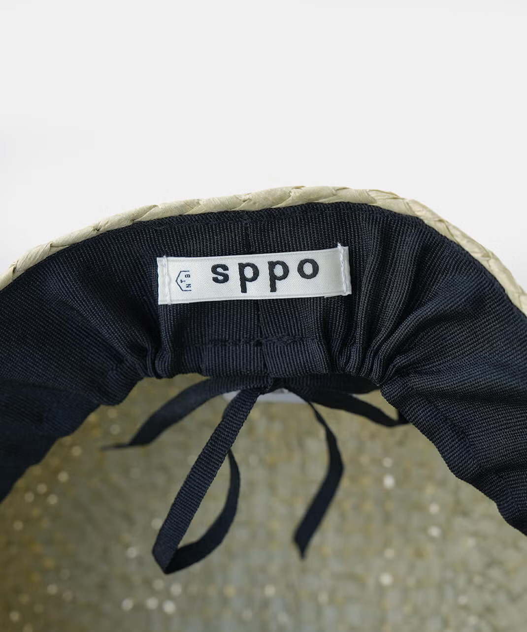 内紐でサイズ調整が可能。