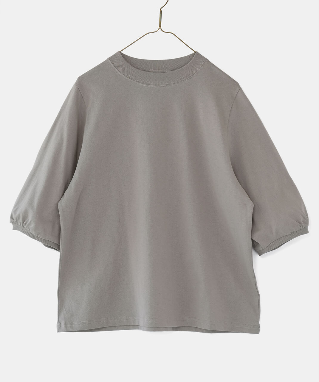 バルーンシルエットの袖が可愛らしい