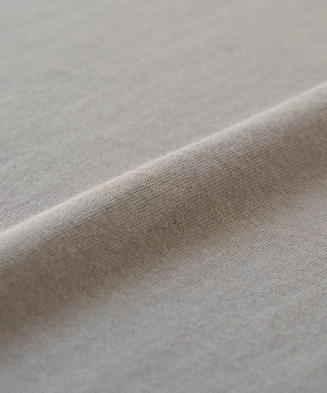 コットン素材の特徴を残しつつ、接触冷感加工の特徴をあわせもつ。