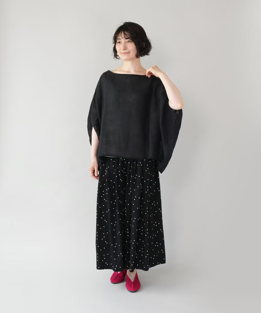顔まわりに軽やかな抜け感。