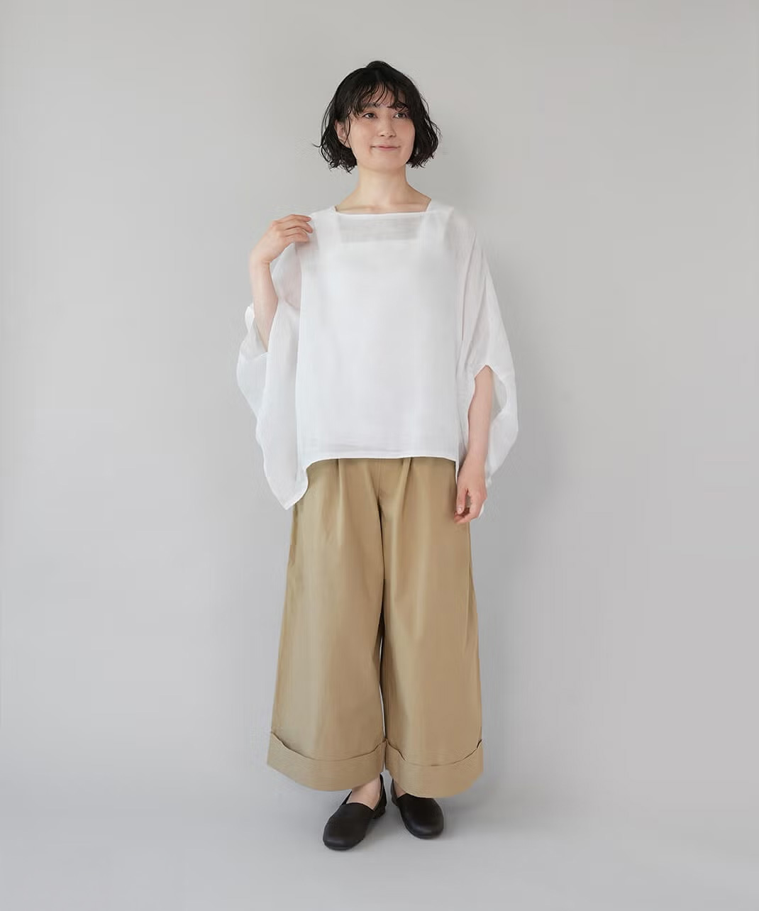 ほんのりとした透け感で、レイヤードコーデにおすすめのアイテム