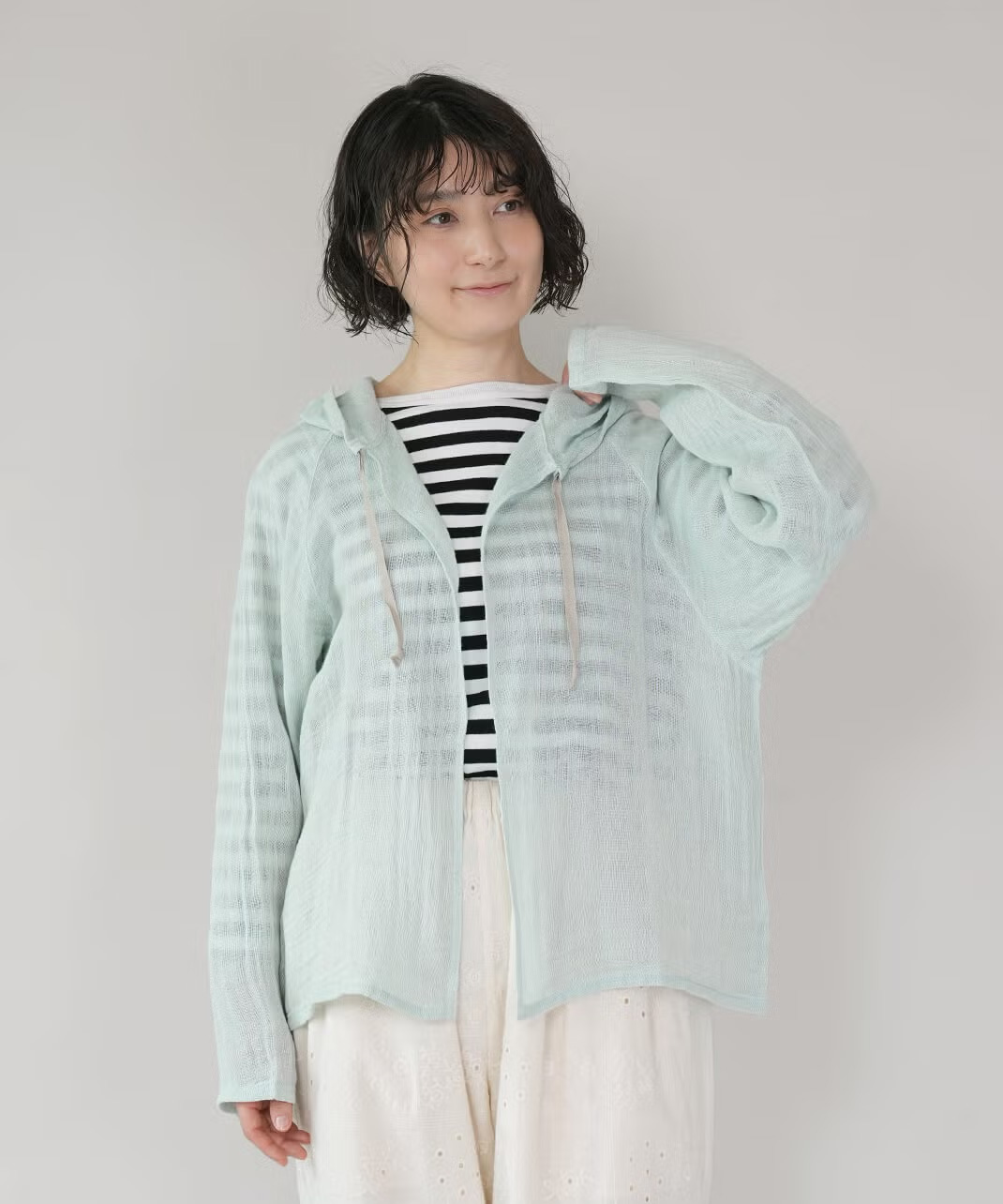 大きめのフードが、顔まわりにやさしい印象をプラス