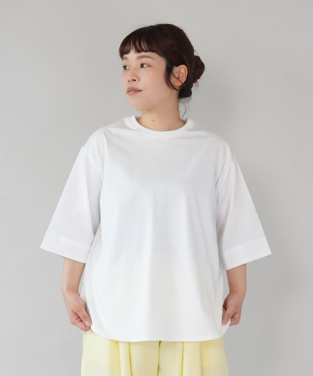 ドロップショルダーでゆったり着られるカットソー
