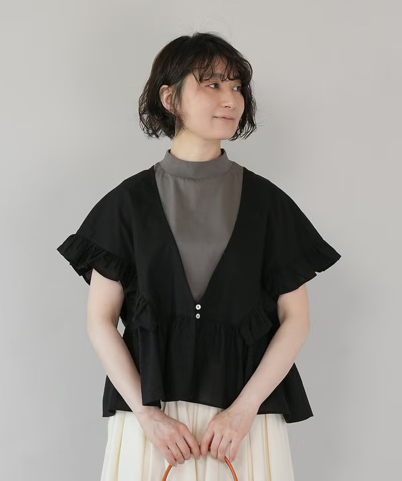 ハイネックデザインのタンクトップ