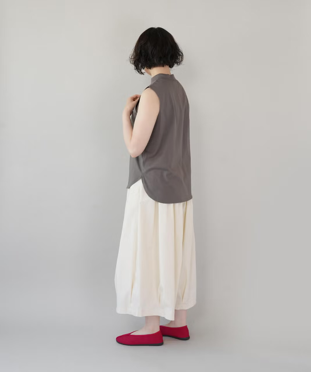 横から見たハイネックタンクトップのシルエット