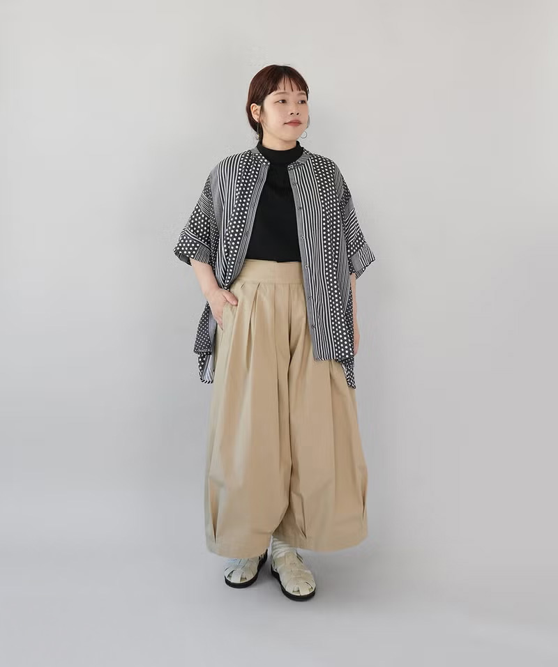 前開きのトップスとも使えるハイネックタンクトップ