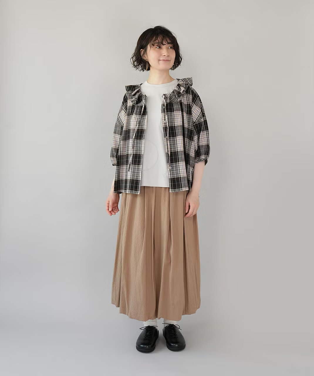 重ね着にも合わせやすいドットTシャツ