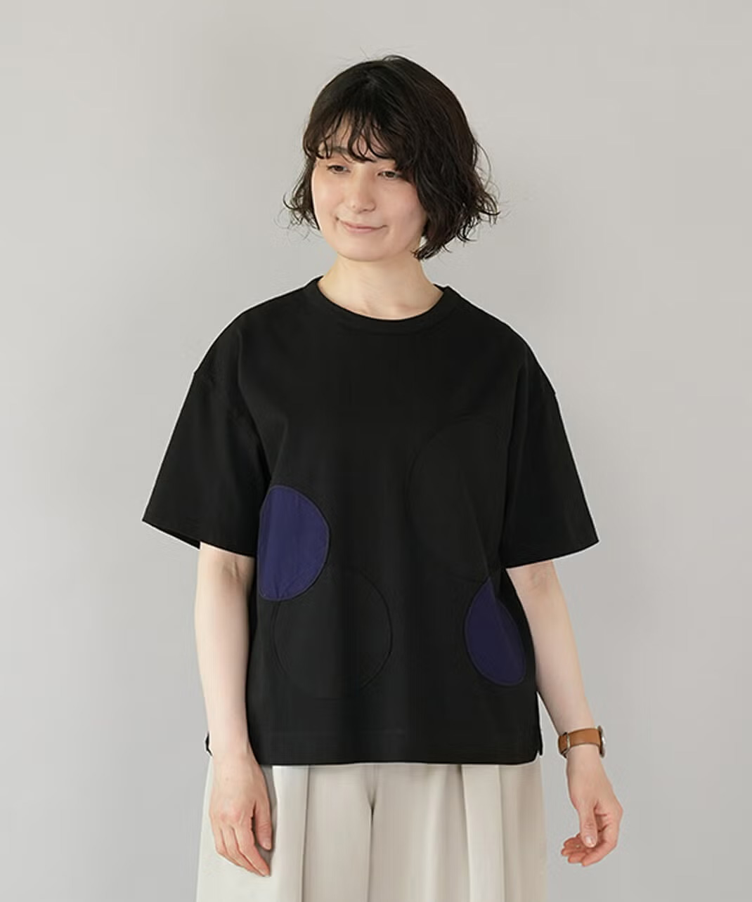 大きなドット柄がアクセントのTシャツ