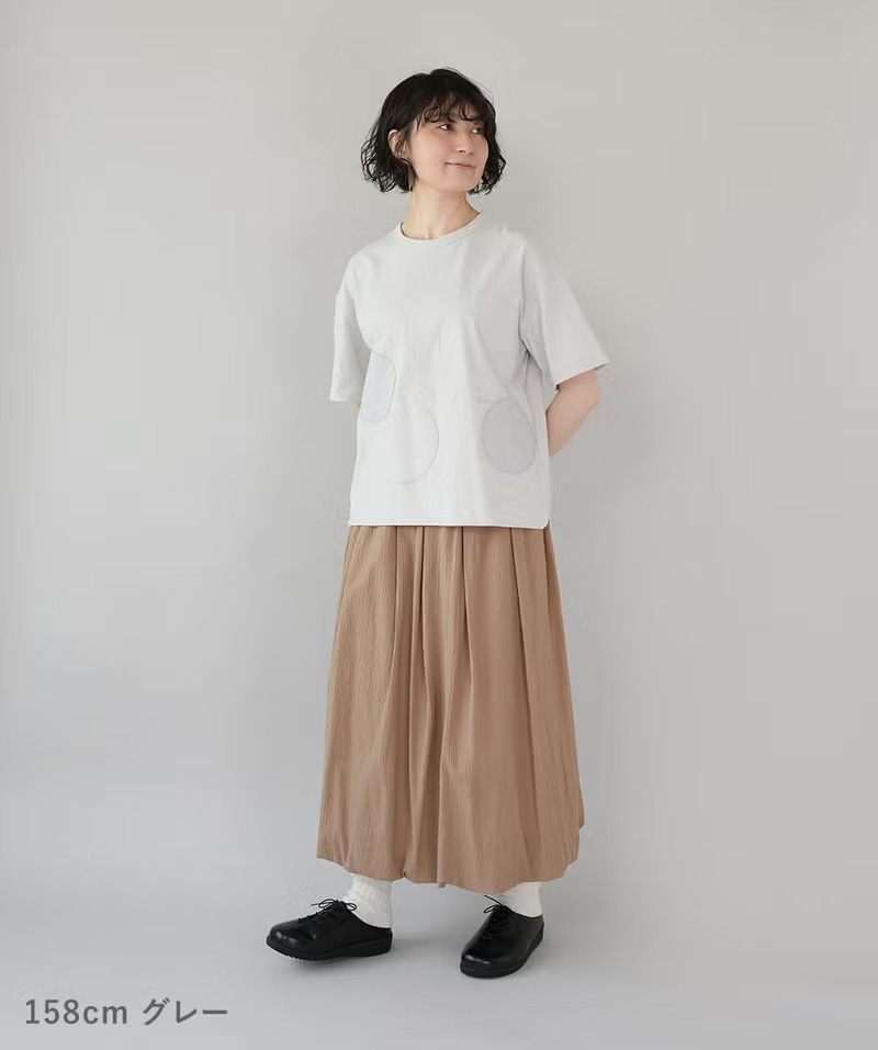 グレー