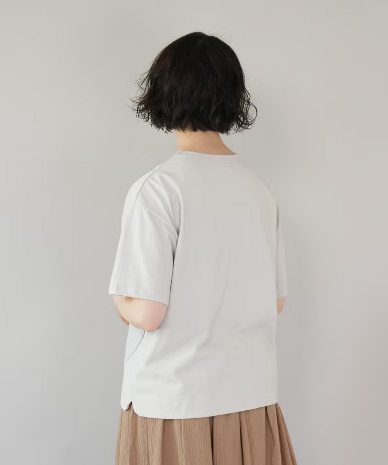 裾に小さなサイドスリット