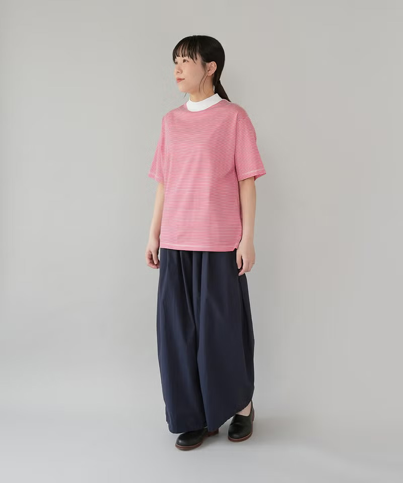 ゆったり着られる細ボーダーのTシャツ