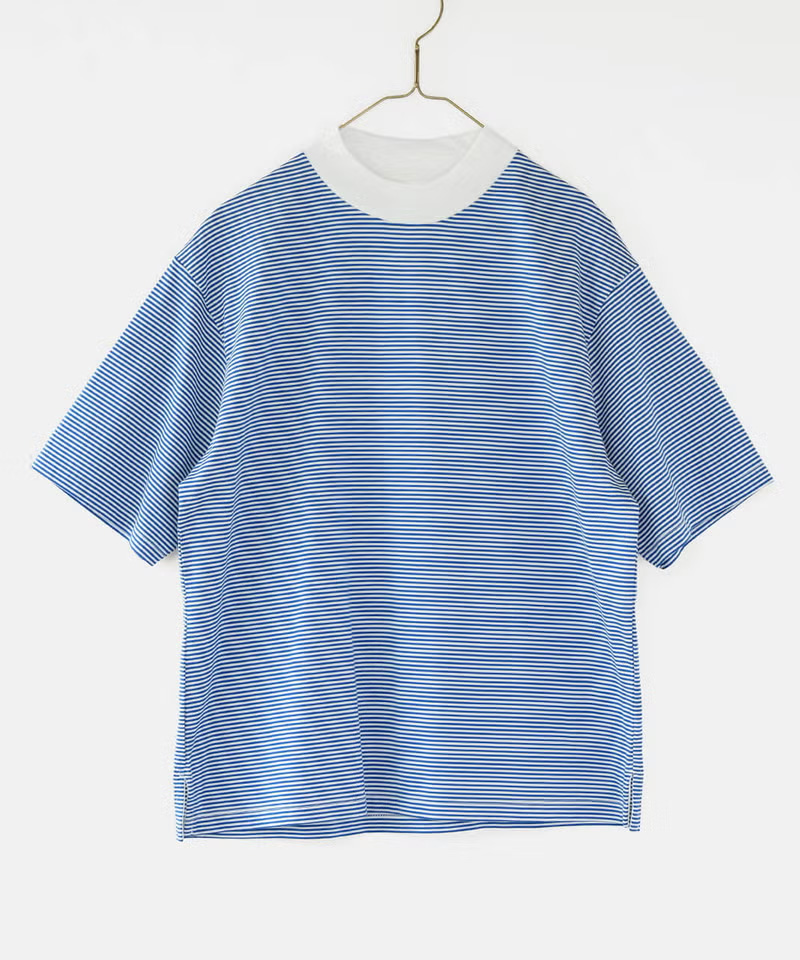 首元がすっきり見えるモックネックTシャツ