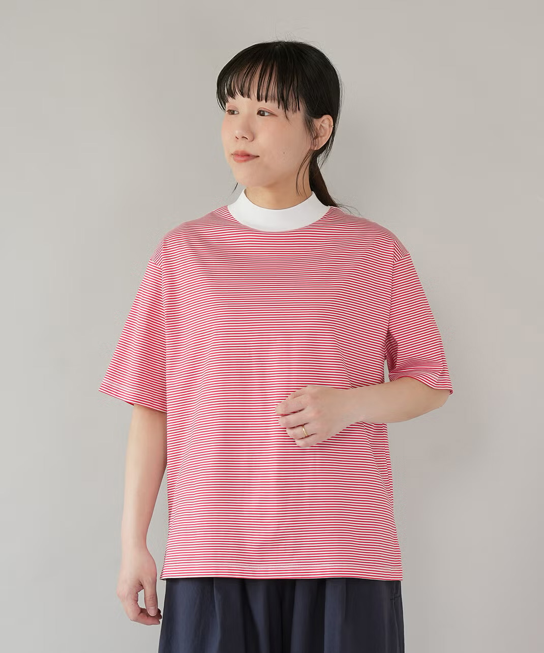 細ボーダーのモックネックTシャツ