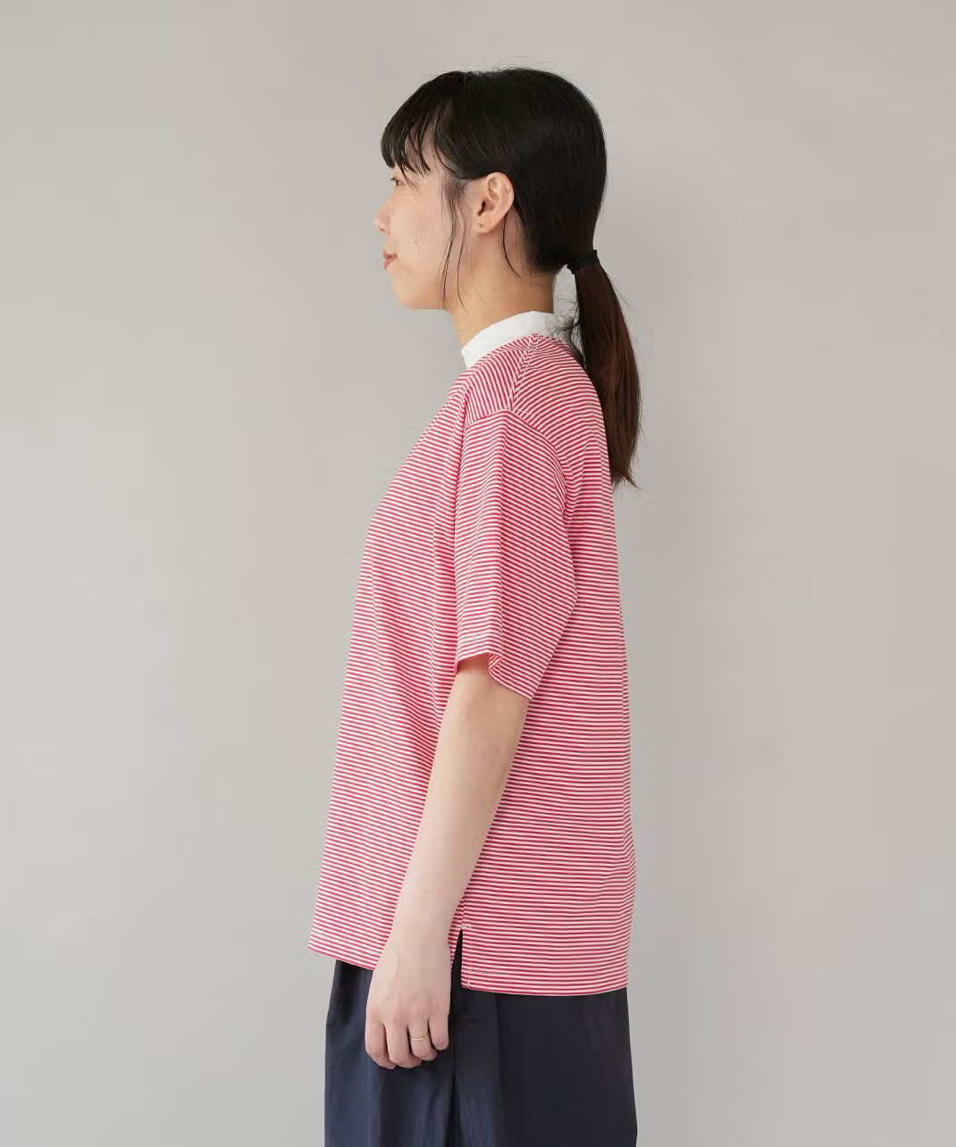 やや長めの袖で二の腕をカバーするTシャツ