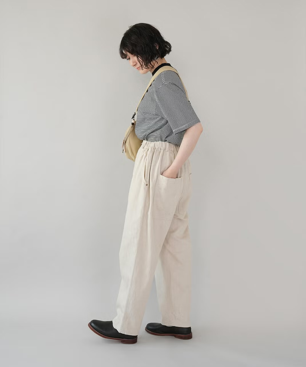 横から見た細ボーダーTシャツのシルエット