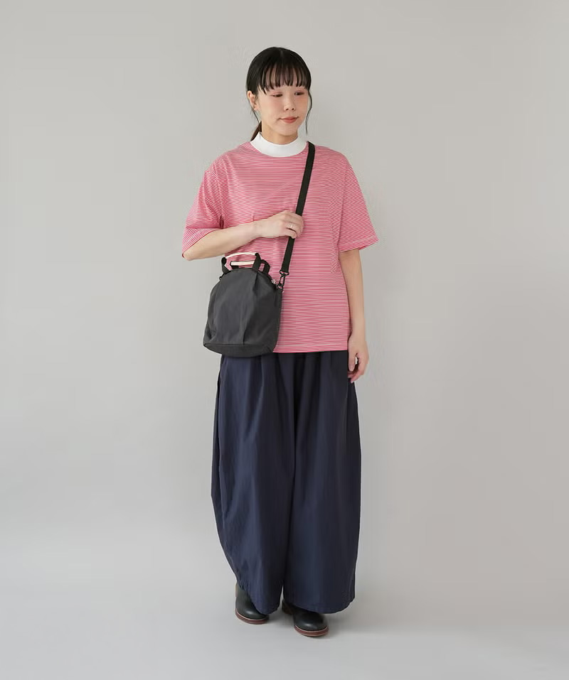 ブラックの細ボーダーモックネックTシャツのコーディネート