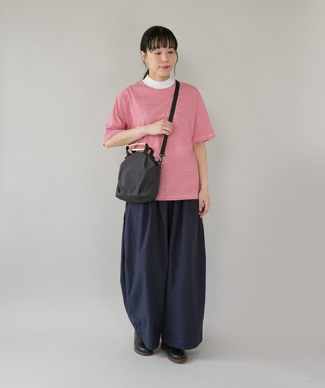 シンプルな装いになじむナイロンミニショルダーバッグ