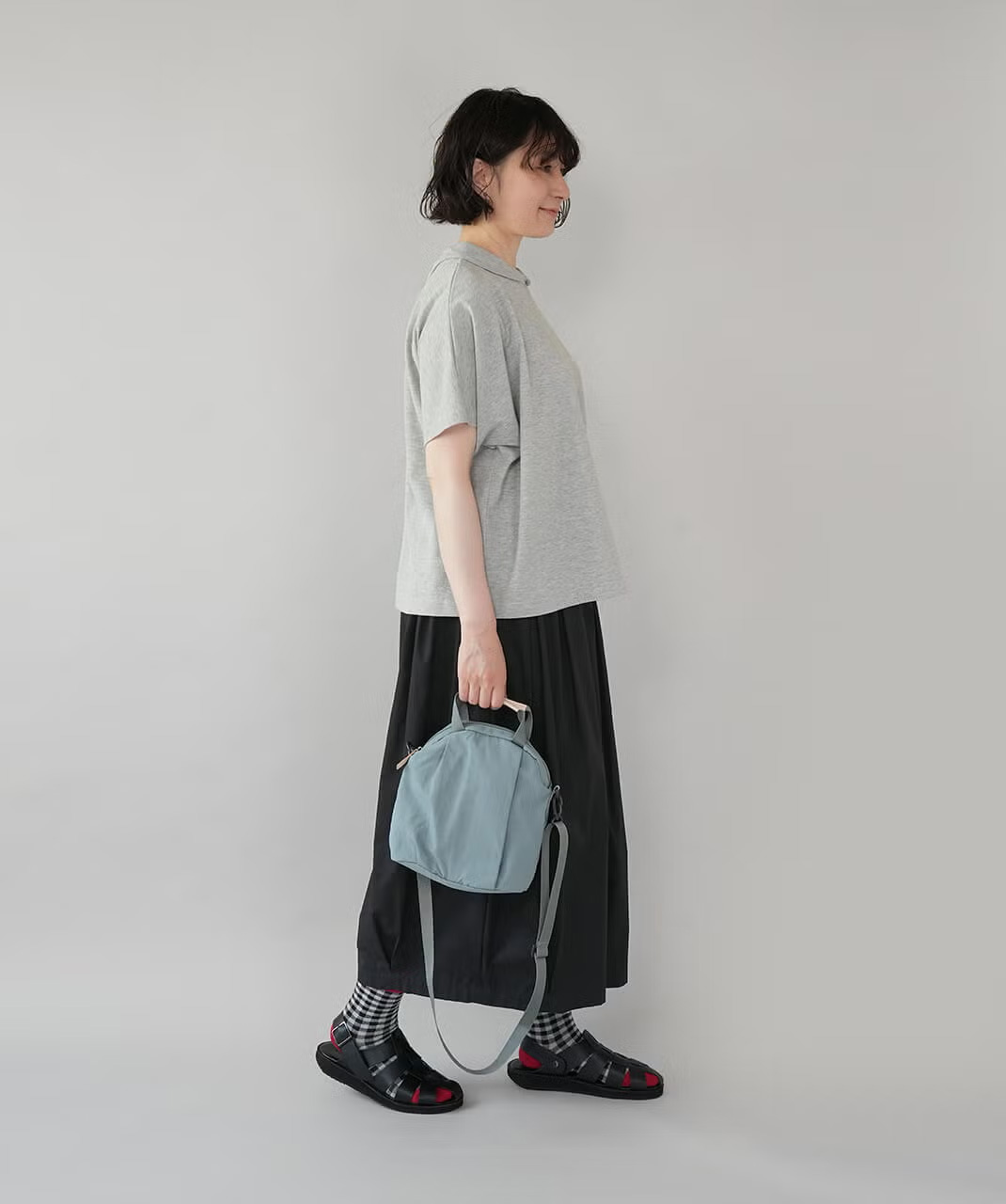 カジュアルコーデに合わせたミニショルダーバッグ