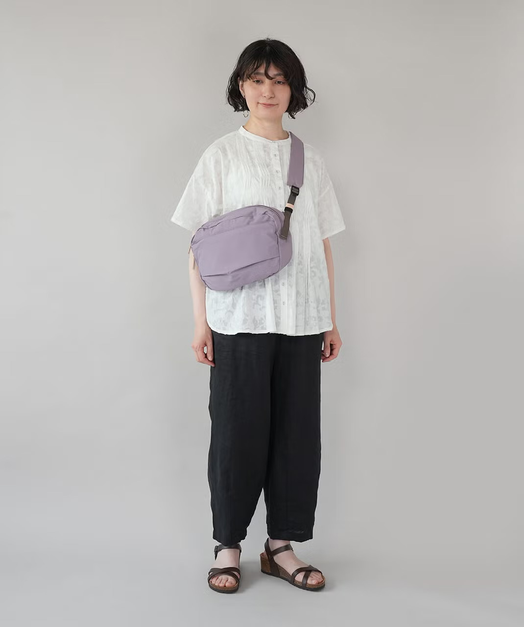 普段使いしやすいシンプルなショルダーバッグ