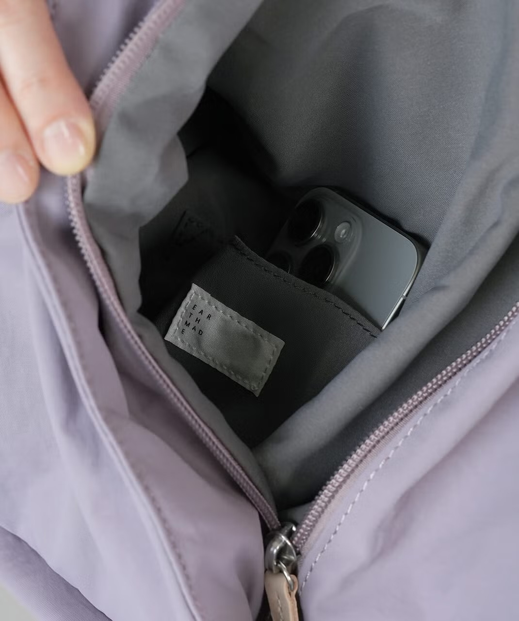 内側のポケットは小物の収納に便利