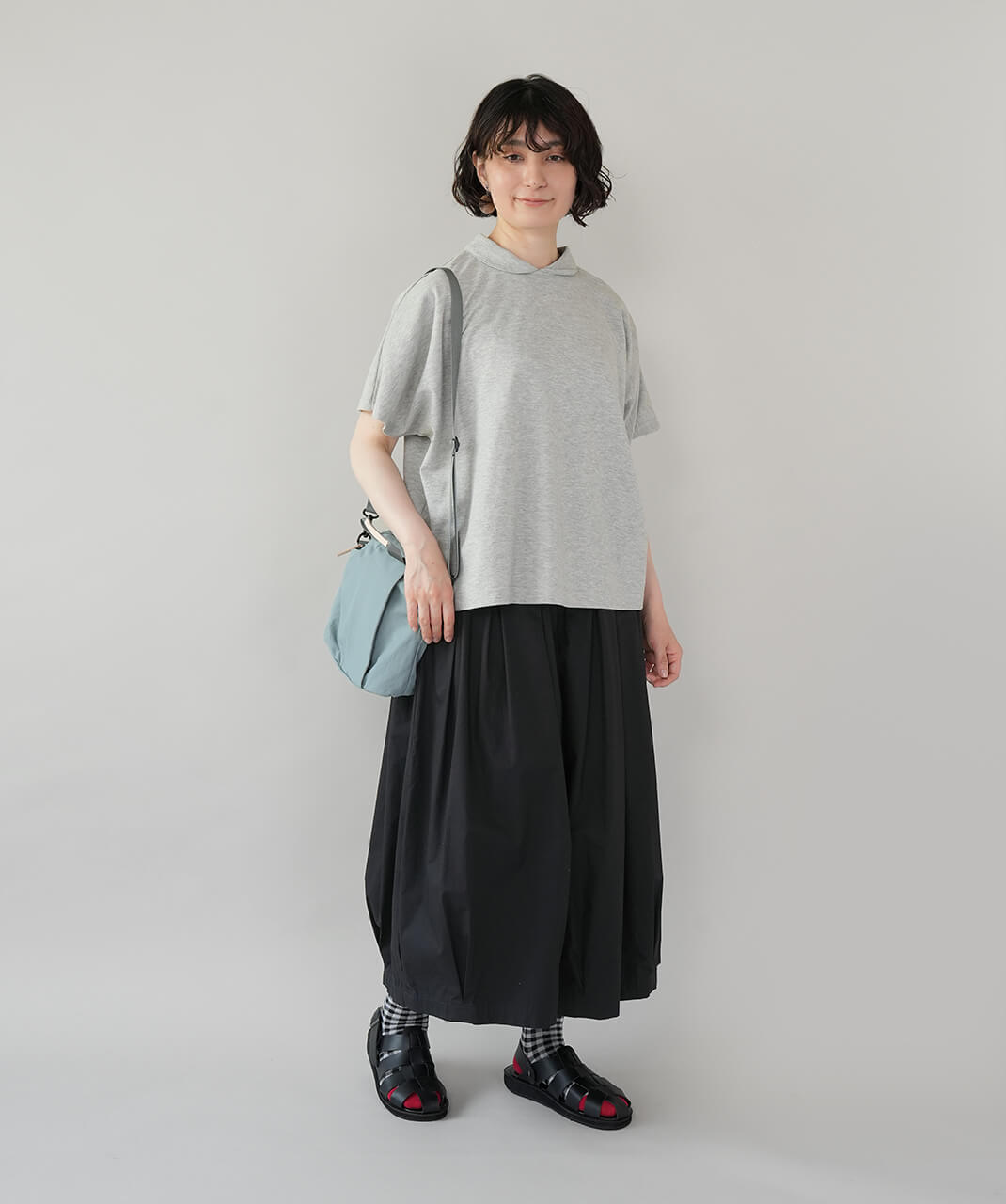 シンプルなトップスでもコーディネートが完成。