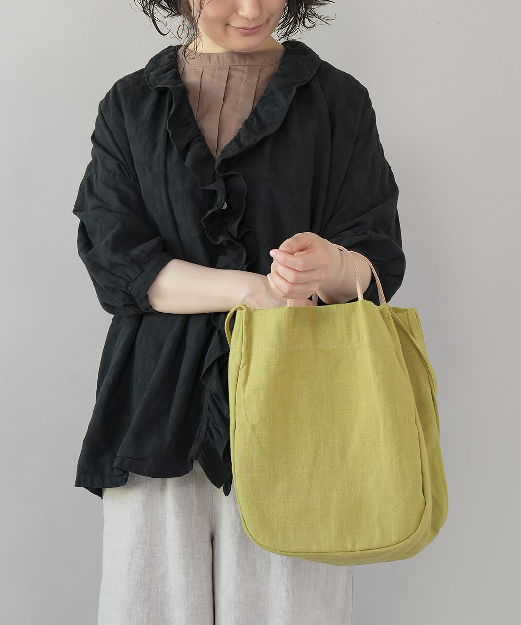 ヌメ革の持ち手が上品